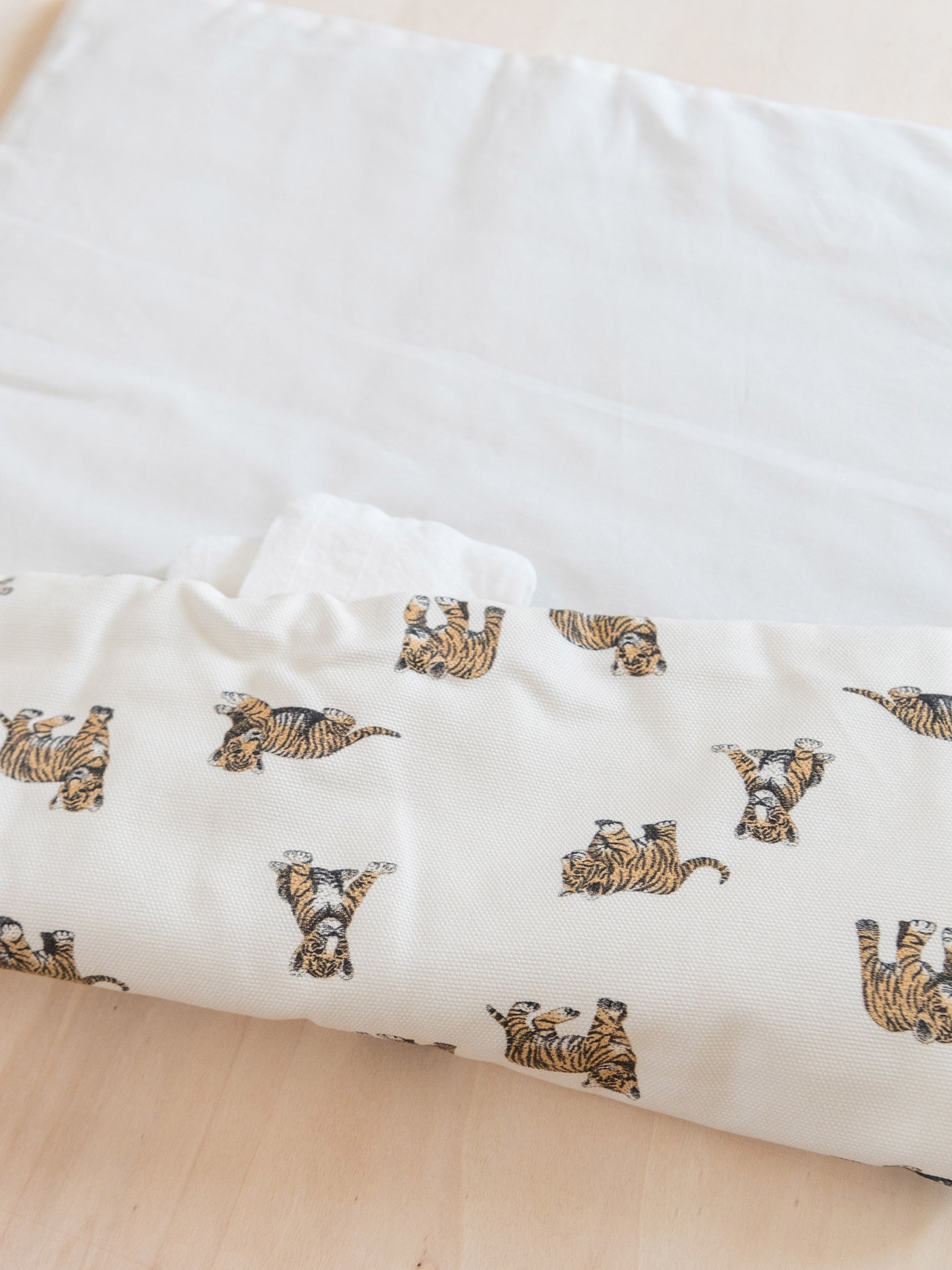 Tissu jacquard Courmayeur rouge et beige Tissu jacquard Courmayeur rouge et beige