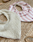 bavoir-bandana-pour-bebe-rayure-coeur-rose-candy-cane-milinanev