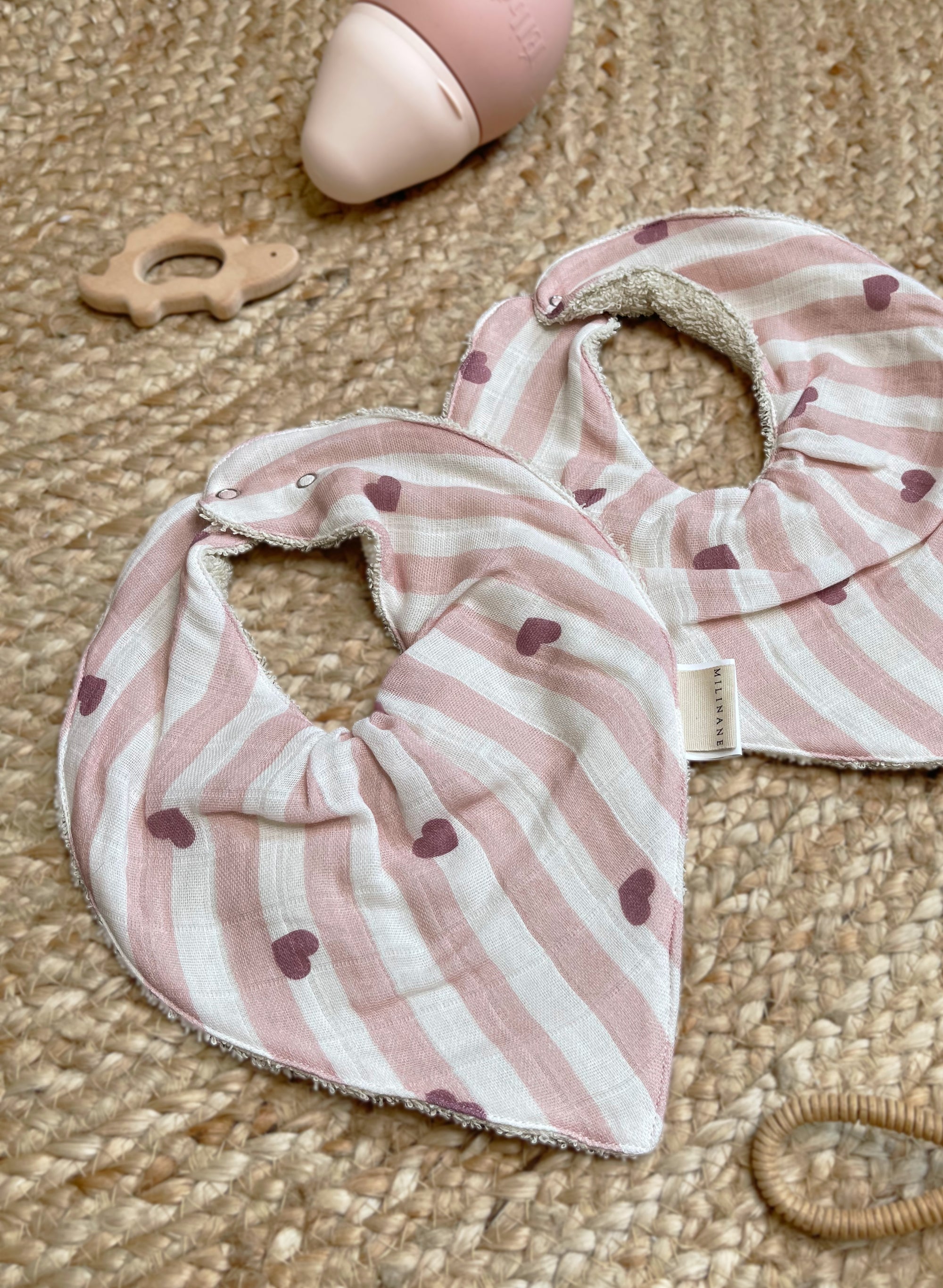 bavoir-bandana-pour-bebe-rayure-coeur-rose-milinane
