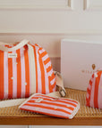 coffret-maternite-lollipop-sac-a-langer-matelas-a-langer-nomade-protege-carnet-de-sante-lollipop-rayures-rose-orange-coeur-bebe-2-milinane
