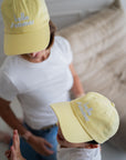 duo-casquettes-adulte-enfant-colette-mere-enfant-hello-summer-jaune-idee-cadeau-matchy-matchy-milinane