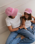 duo-casquettes-adulte-enfant-colette-mere-fille-rose-piscine-jaune-vanille-fraise-idee-cadeau-matchy-matchy-milinane