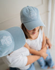 duo-casquettes-adulte-enfant-colette-mere-fille-the-family-club-jean-denim-bleu-delave-idee-cadeau-matchy-matchy-milinane-1