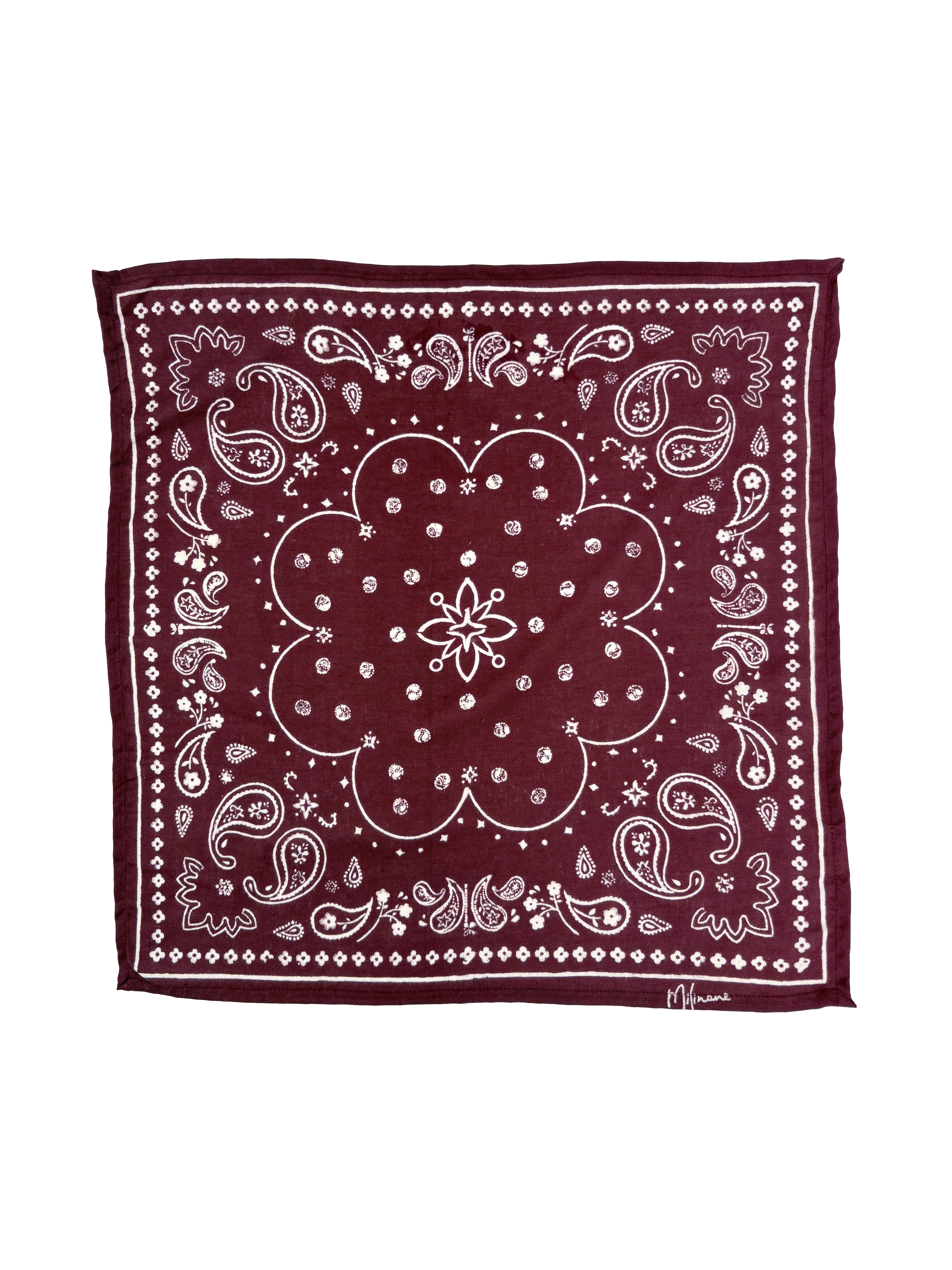 Un bandana grand format en 100% coton naturel rouge au motif Un bandana grand format en 100% coton naturel rouge au motif