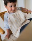 grand-bavoir-cesar-maternelle-enfant-bebe-eponge-mousseline-coton-popcorn-etoiles-rayures-beige-jaune-porte-milinane