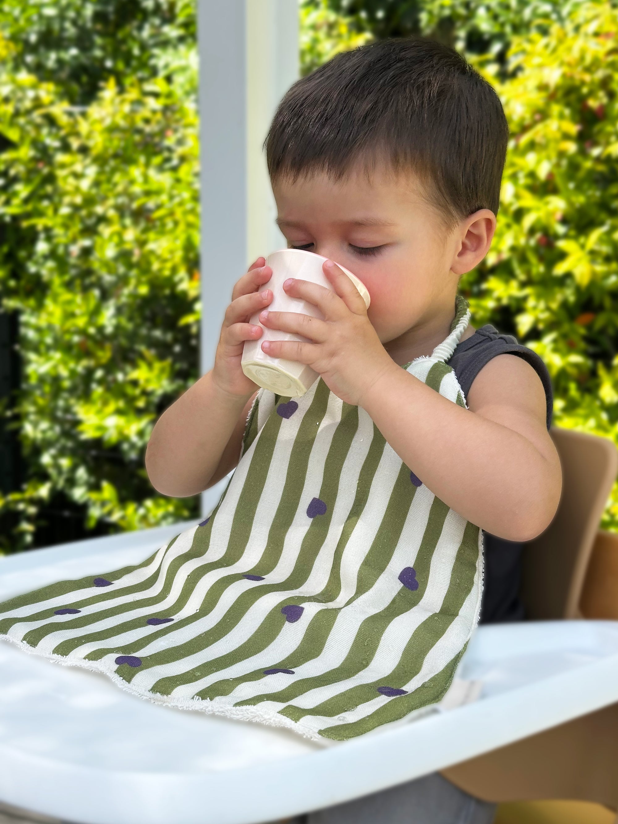 grand-bavoir-pour-bebe-et-enfant-en-coton-rayure-verte-coeur-violet-milinane