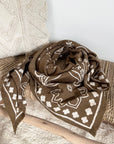 grand-foulard-en-cotton-motif-bandana-marron-milinane