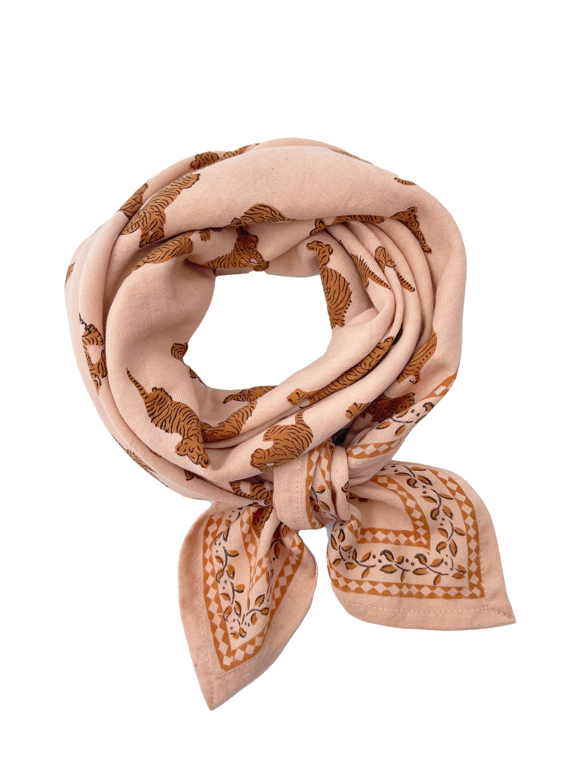 foulard-pour-femme-motif-tigre-peche-100cm-milinane