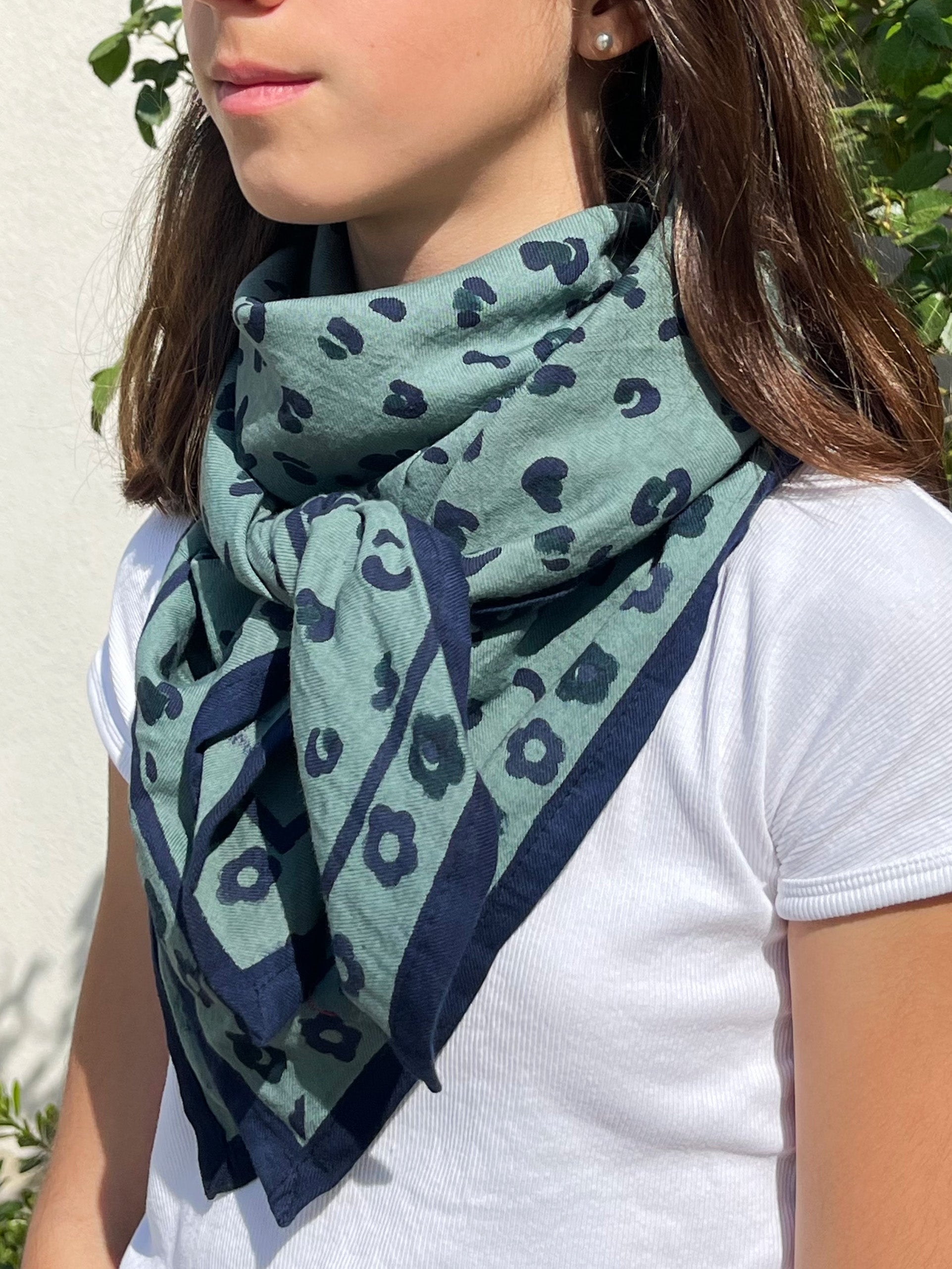 grand-foulard-oscar-100-par-100-enfant-adulte-graou-celadon-leopard-PORTE-milinane