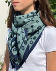 grand-foulard-oscar-100-par-100-enfant-adulte-graou-celadon-leopard-PORTE-milinane