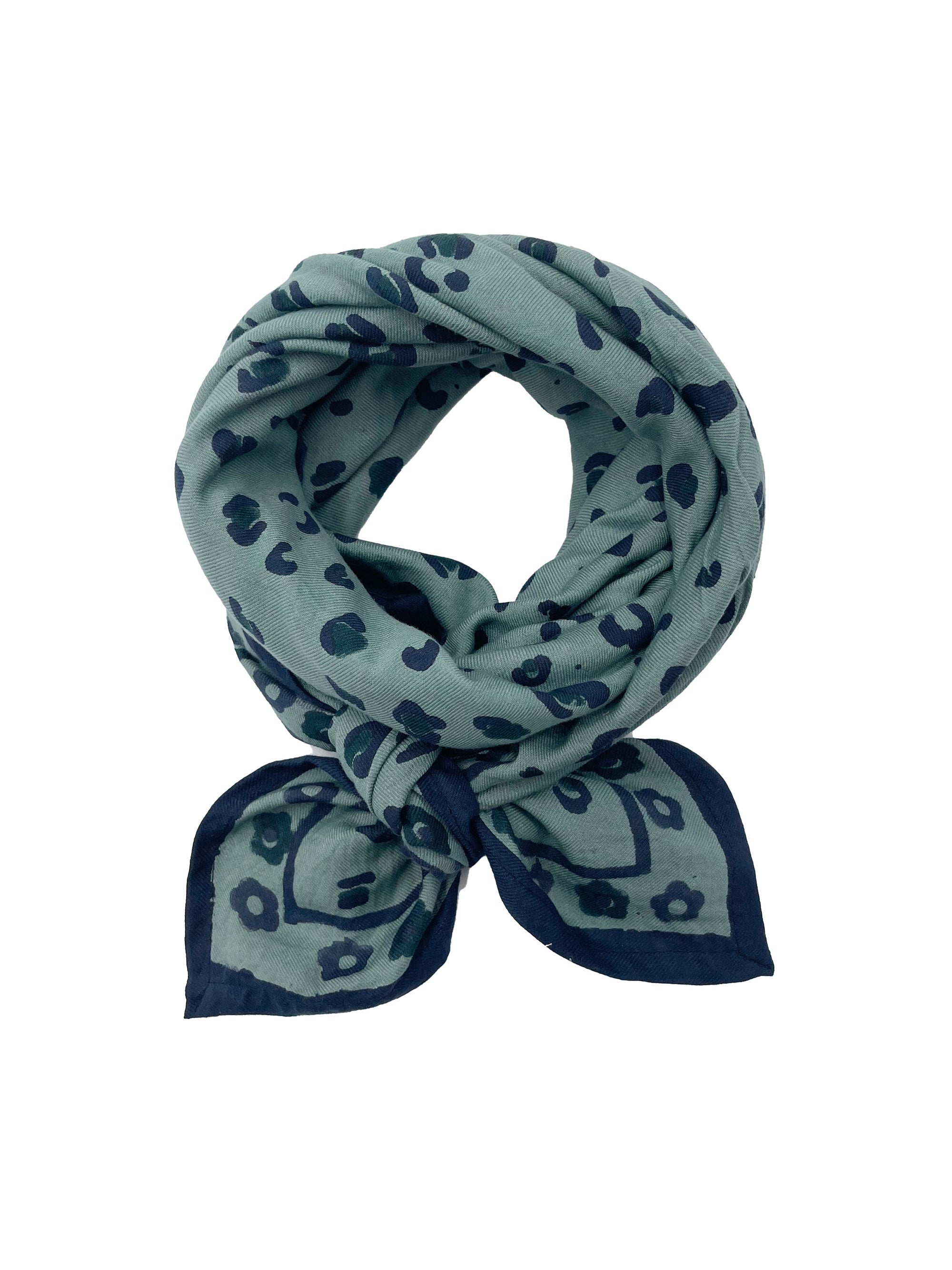 grand-foulard-oscar-100-par-100-enfant-adulte-graou-celadon-leopard-milinane