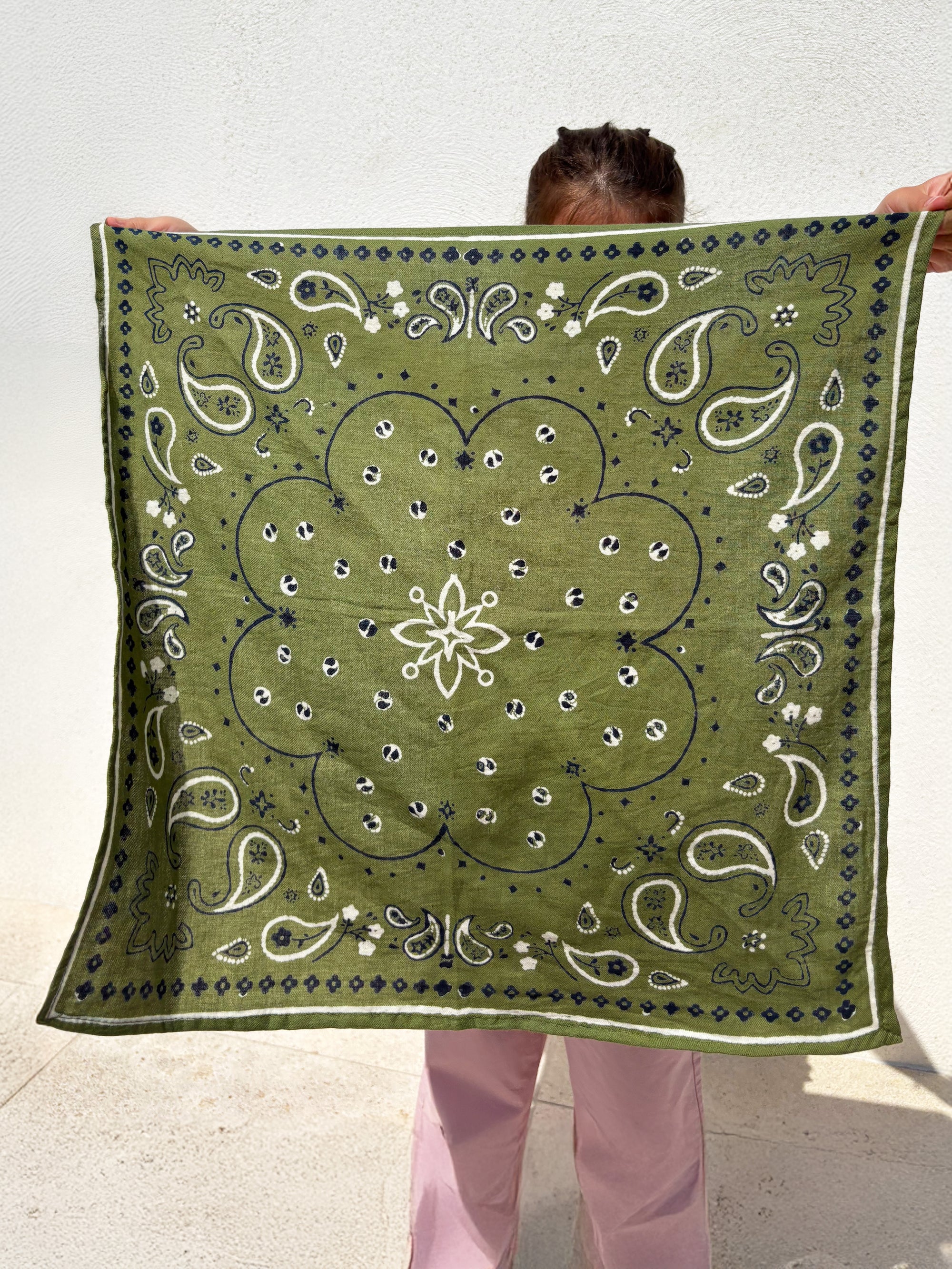 grand-foulard-oscar-enfant-adulte-100-par-100-bandana-kaki-motif-paisley-block-print-milinane
