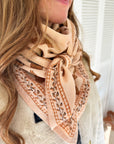 grand-foulard-pour-femme-et-enfant-motif-tigre-couleur-peche-milinane