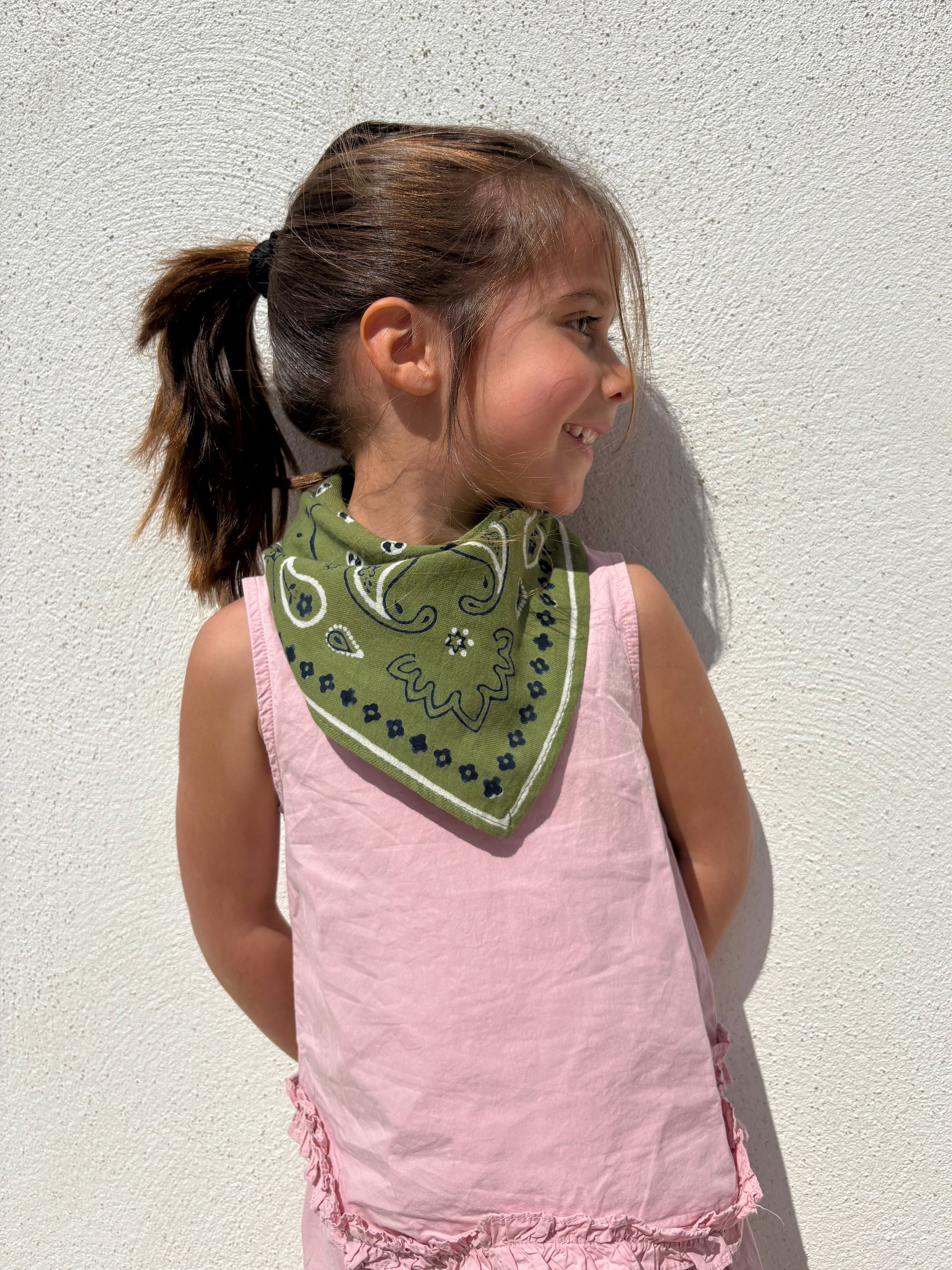 petit-foulard-oscar-enfant-50-par-50-bandana-kaki-motif-paisley-block-print-milinane