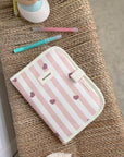 protege-carnet-de-sante-bebe-cadeau-de-naissance-maman-edgar-candy-cane-coeurs-rayures-rose-milinane-ambiance-2
