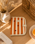 protege-carnet-de-sante-edgar-bebe-puericulture-naissance-cadeau-rayures-coeurs-orange-marron-bordeaux-caramel-milinane-ambiance