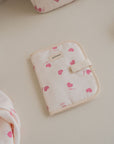 protege-carnet-de-sante-edgar-coton-oeko-tex-bebe-sweetheart-cadeau-naissance-coeurs-rayures-rose-blanc-milinane