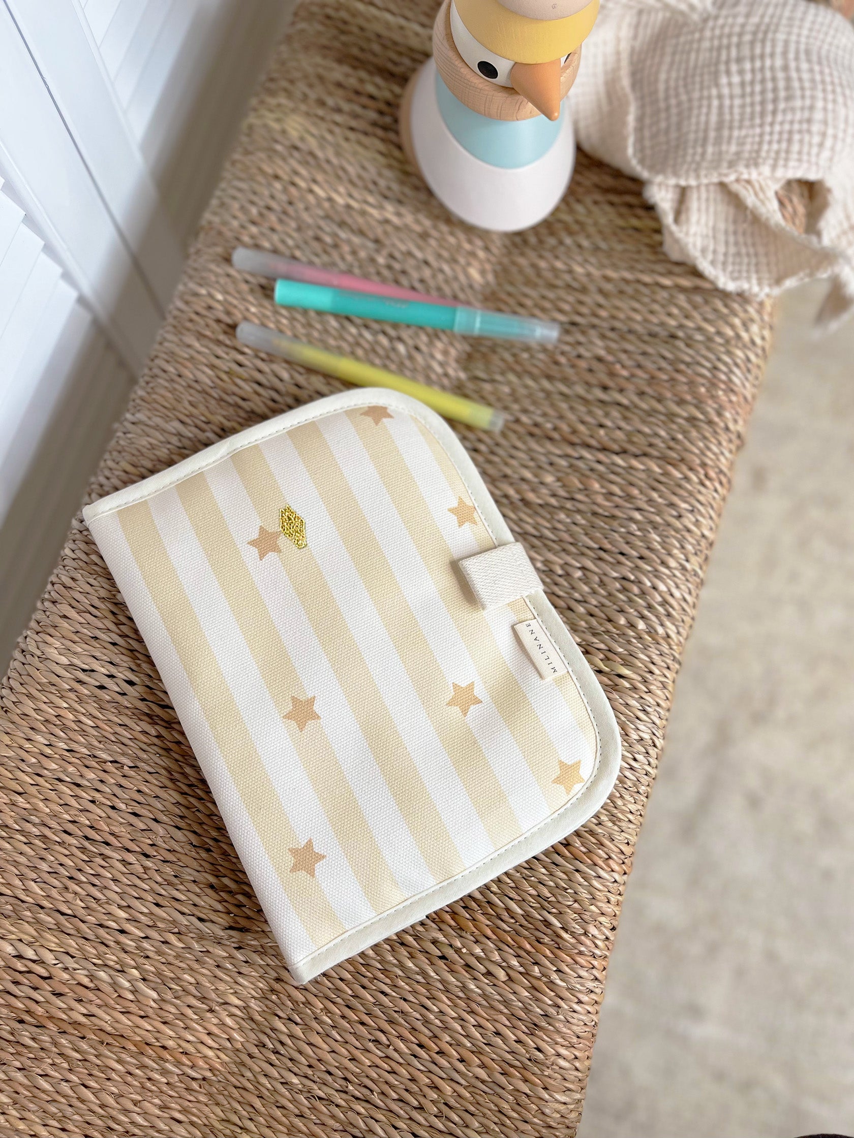 protege-carnet-de-sante-edgar-popcorn-rayures-etoiles-beige-milinane