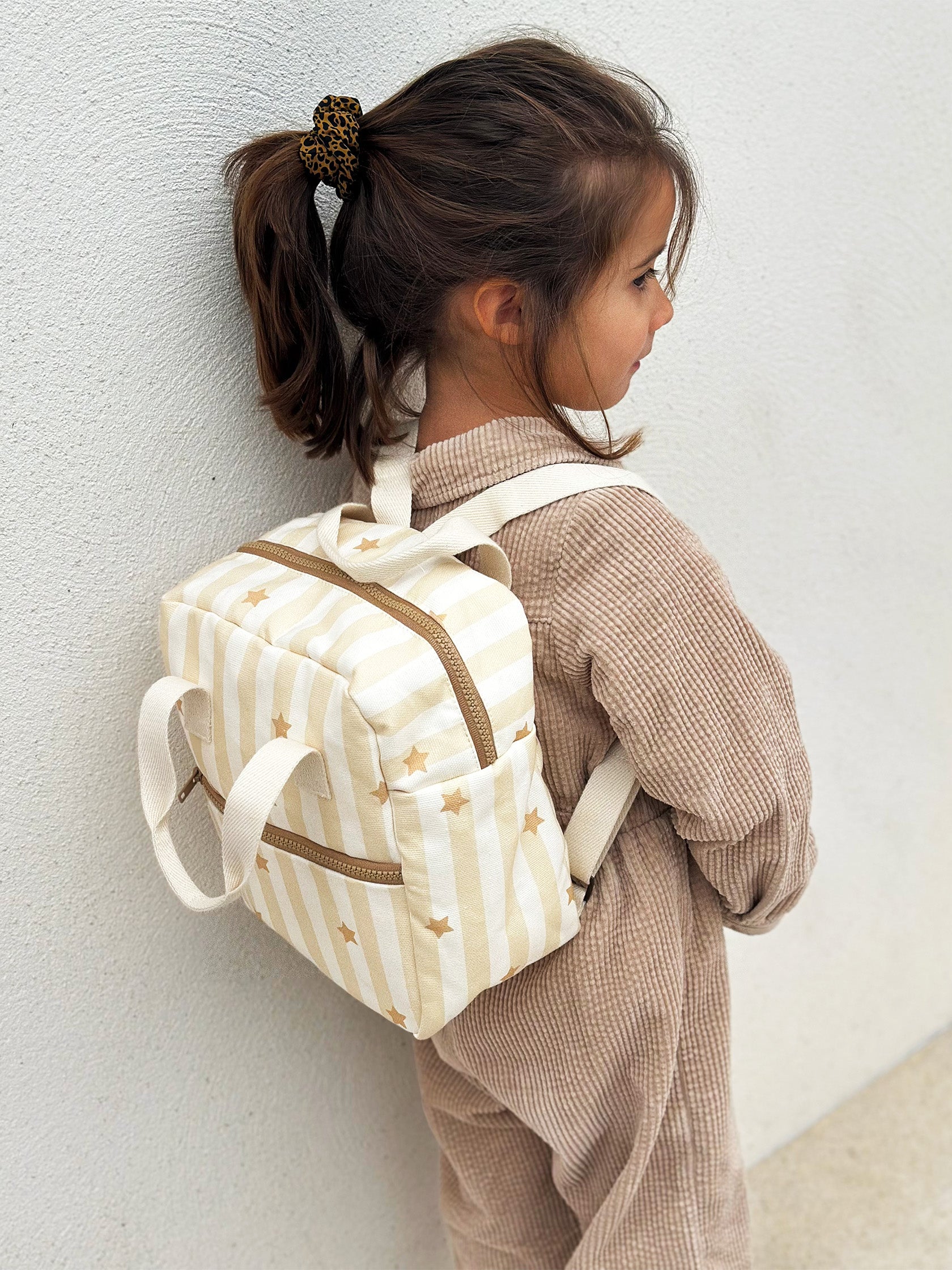 sac-a-dos-noe-enfant-bebe-popcorn-rayures-etoiles-beige-porté-milinane