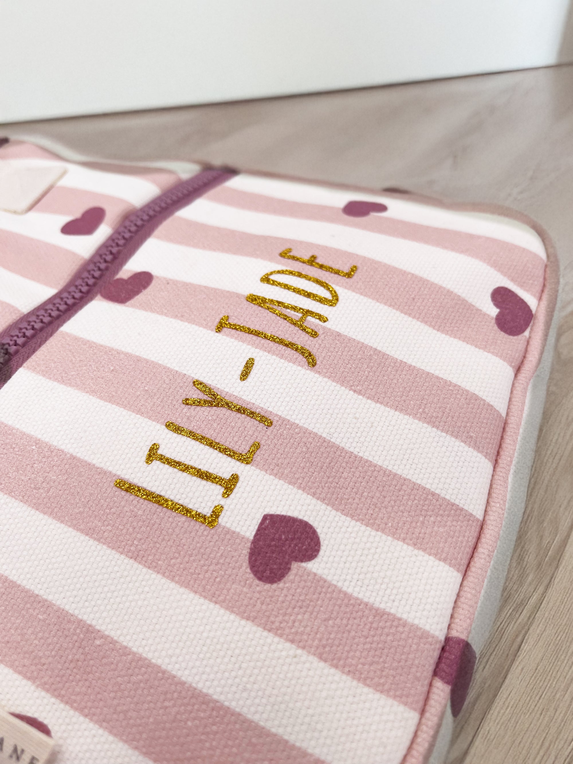 sac-a-dos-pour-enfant-noe-candy-cane-coeurs-rayures-rose-blanc-milinane-maternelle-personnalise