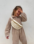 sac-banane-enfant-ti'bob-popcorn-rayures-etoiles-beige-porté-ouvert-milinane