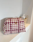 trousse-de-toilette-jade-bebe-maman-cocotte-vieux-rose-pied-de-poule-rose-bordeaux-blanc-ambiance-milinane