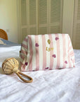 trousse-de-toilette-jade-candy-cane-maman-enfant-bebe-rayures-coeurs-rose-personnalise-milinane