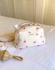 trousse-de-toilette-jade-enfant-femme-coeur-blanc-rose-rouge-cadeau-naissance-rayures-milinane-ambiance-2
