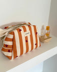 trousse-de-toilette-jade-motif-caramel-rayures-orange-coeur-bordeau-milinane