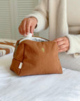 trousse-de-toilette-pour-femme-jade-camel-milinane