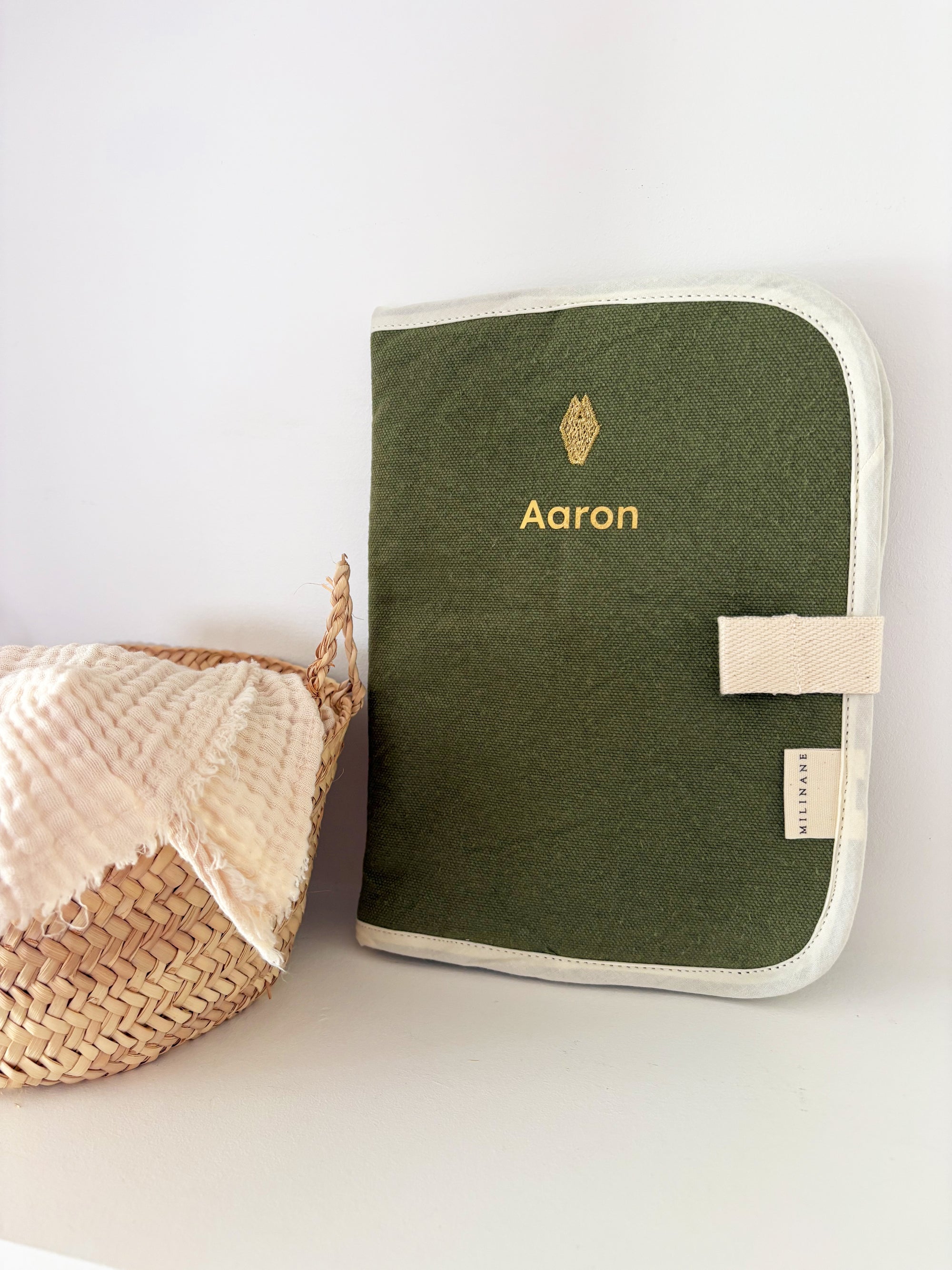 Protège-carnet-de-santé-vert-personnalisable-milinane