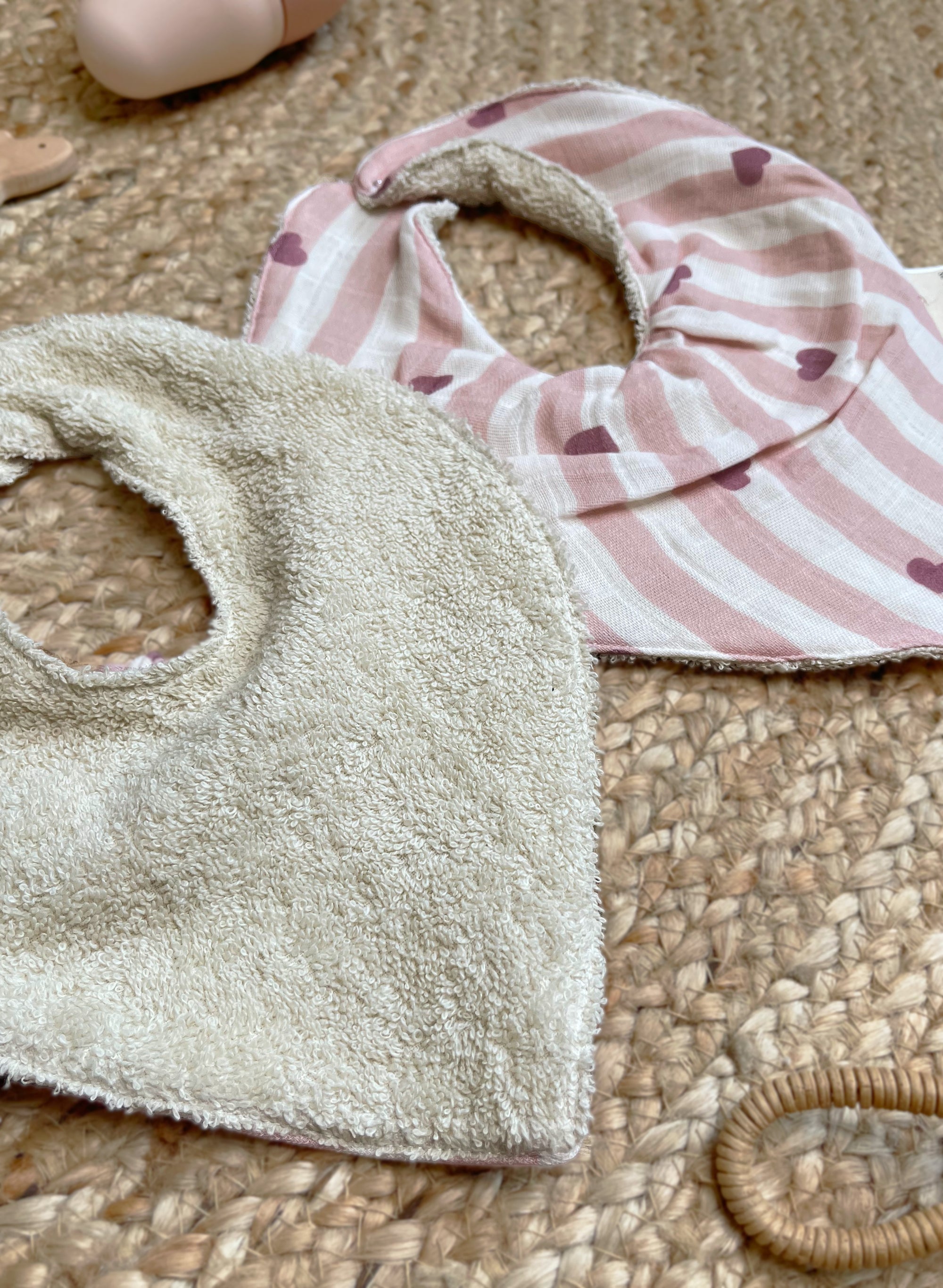 bavoir-bandana-pour-bebe-rayure-coeur-rose-candy-cane-milinanev