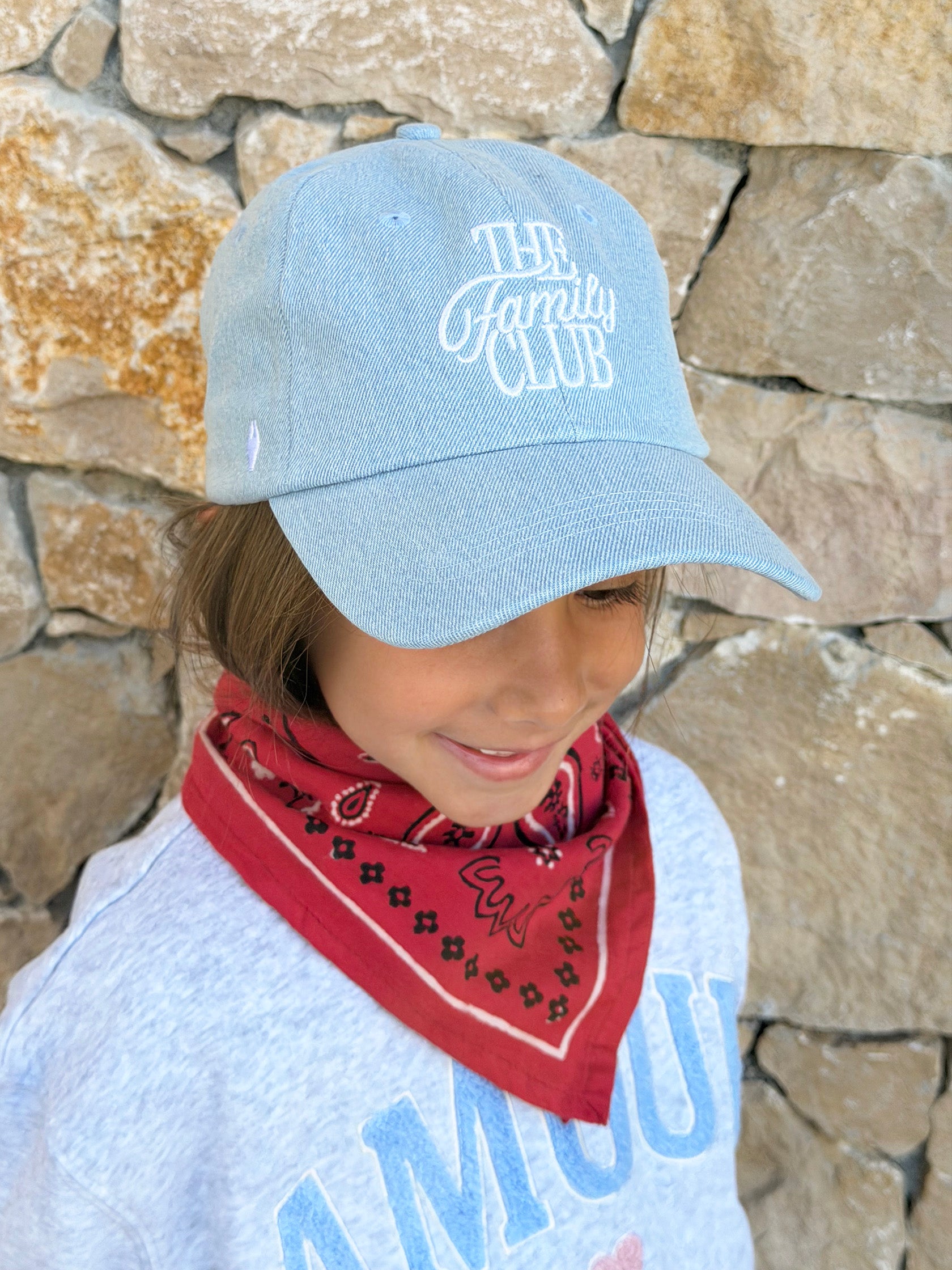casquette-pour-enfant-bleu-en-denim-the-family-club-milinane