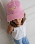 casquette-pour-enfant-rose-en-coton-vanille-fraise-texte-jaune-milinane