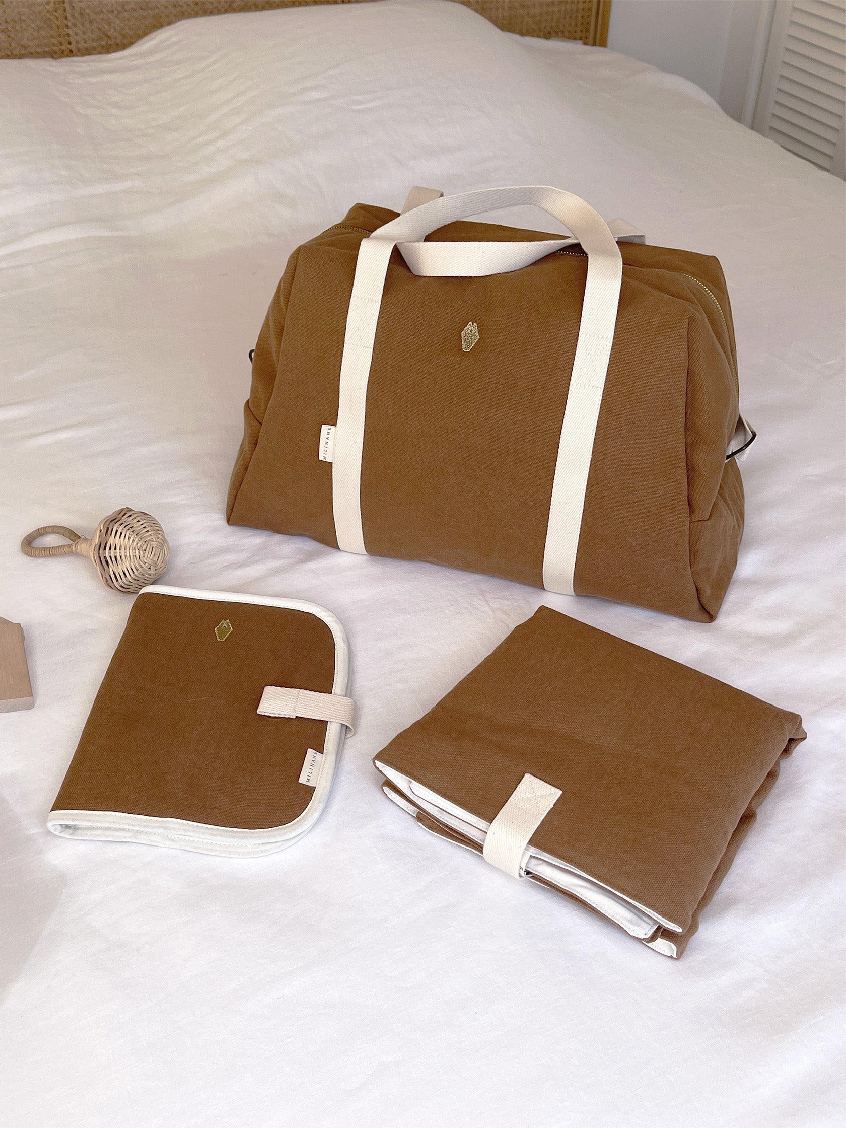 coffret-cadeau-maternite-bebe-maman-sac-a-langer-joseph-protege-carnet-de-sante-edgar-matelas-a-langer-adam-camel-milinane