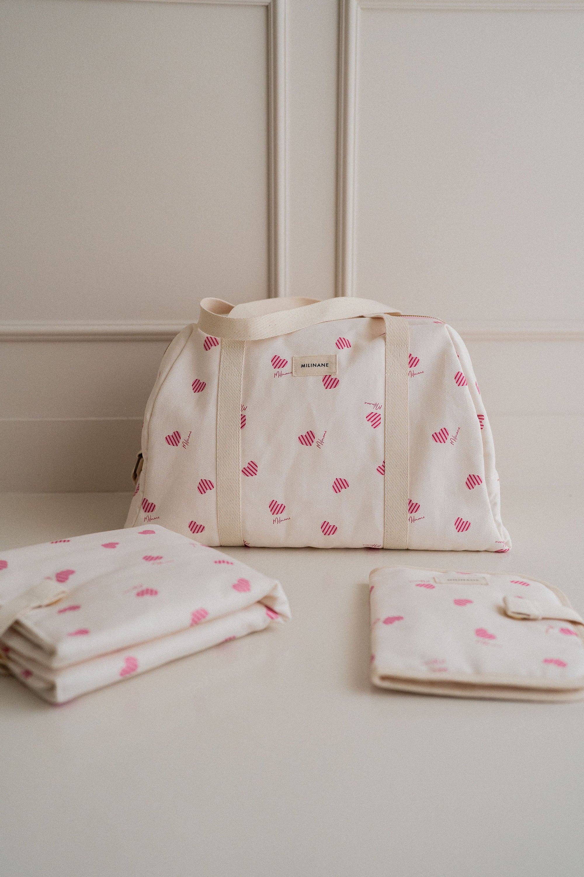 coffret-cadeau-naissance-sweetheart-coeurs-rayures-rose-sac-a-langer-matelas-a-langer-protege-carnet-de-sante-milinane-2