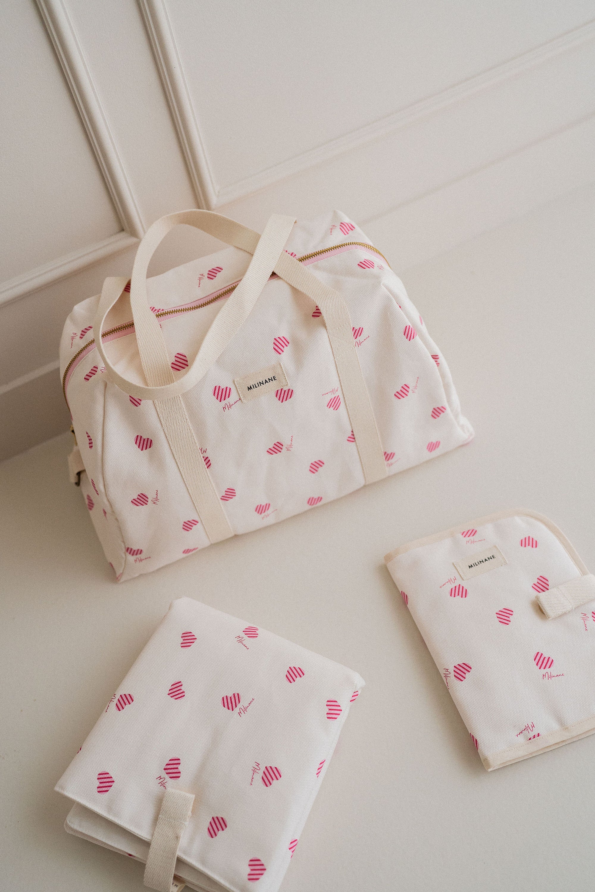 coffret-cadeau-naissance-sweetheart-coeurs-rayures-rose-sac-a-langer-matelas-a-langer-protege-carnet-de-sante-milinane