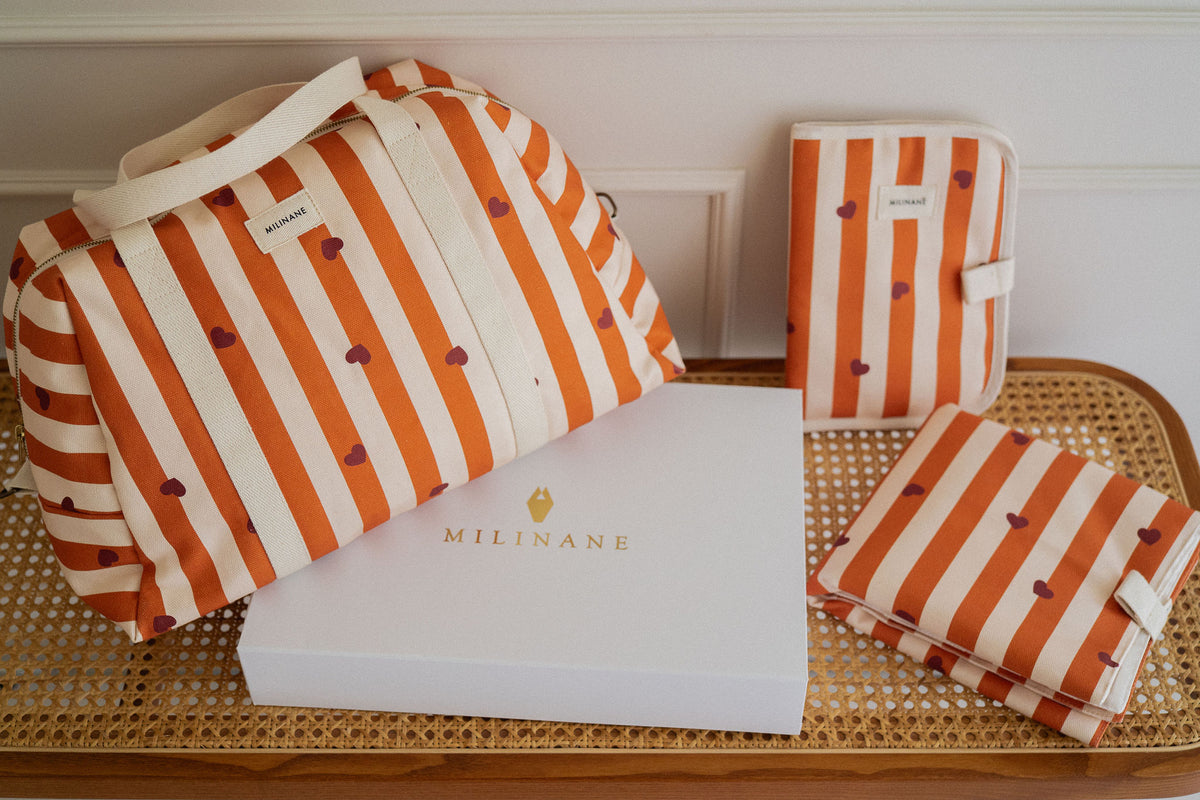 coffret-maternite-caramel-sac-a-langer-matelas-a-langer-nomade-protege-carnet-de-sante-caramel-rayures-orange-beige-coeur-bebe-2-milinane