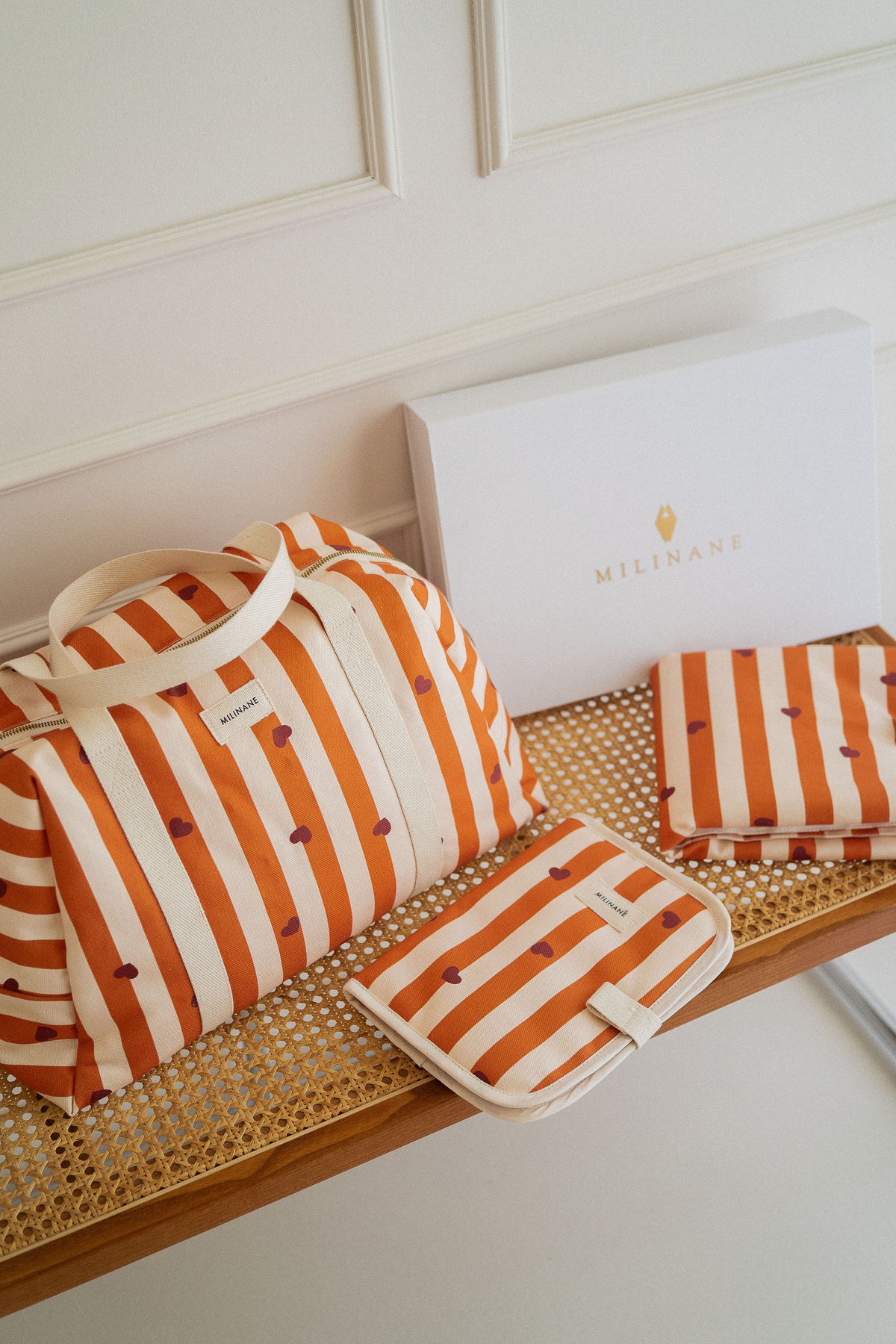 coffret-maternite-caramel-sac-a-langer-matelas-a-langer-nomade-protege-carnet-de-sante-caramel-rayures-orange-beige-coeur-bebe-milinane