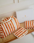 coffret-maternite-caramel-sac-a-langer-matelas-a-langer-nomade-protege-carnet-de-sante-caramel-rayures-orange-beige-coeur-bebe-milinane