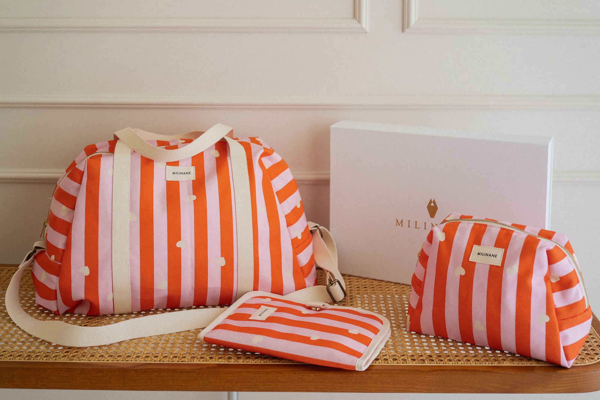 coffret-maternite-lollipop-sac-a-langer-matelas-a-langer-nomade-protege-carnet-de-sante-lollipop-rayures-rose-orange-coeur-bebe-2-milinane
