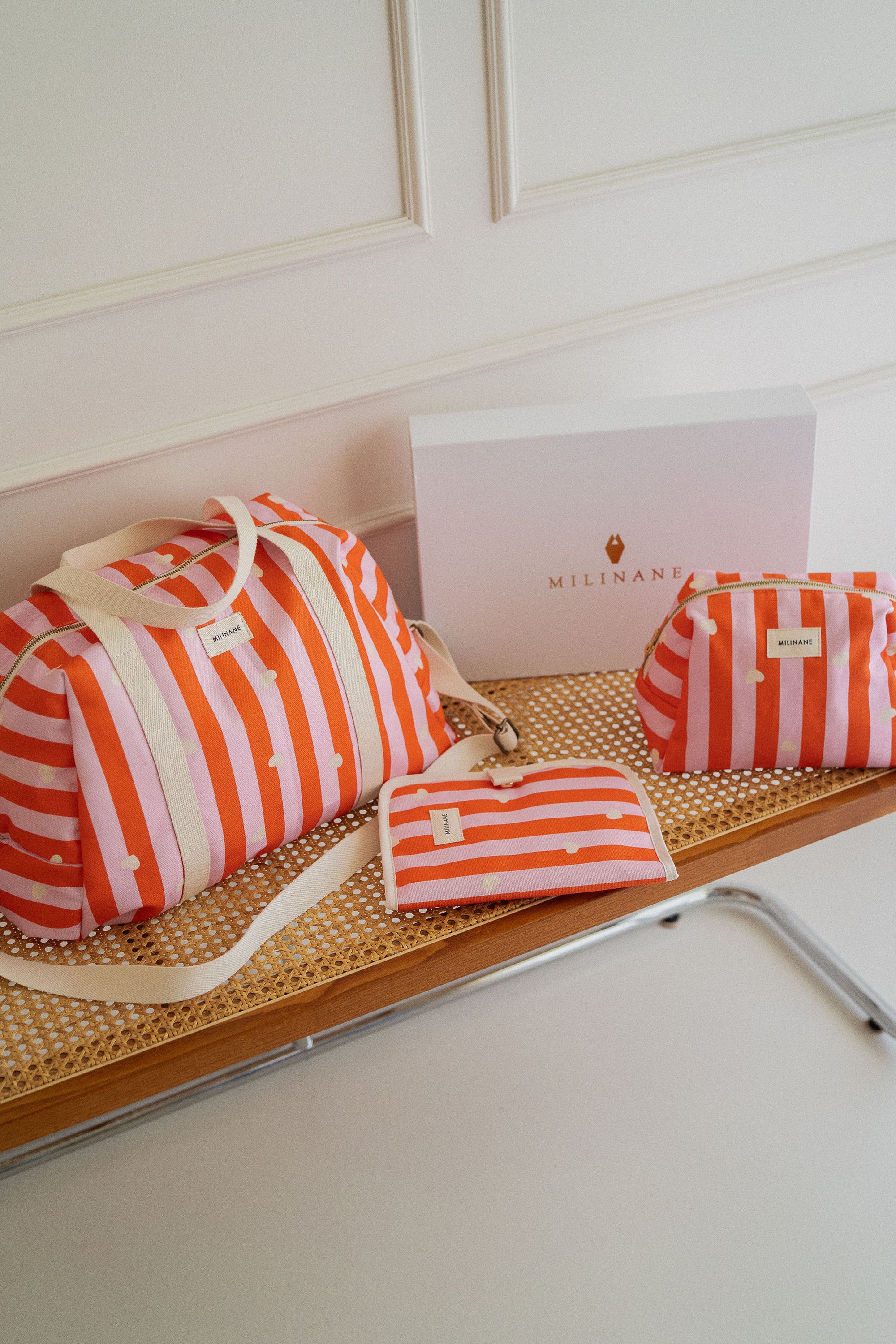coffret-maternite-lollipop-sac-a-langer-matelas-a-langer-nomade-protege-carnet-de-sante-lollipop-rayures-rose-orange-coeur-bebe-milinane