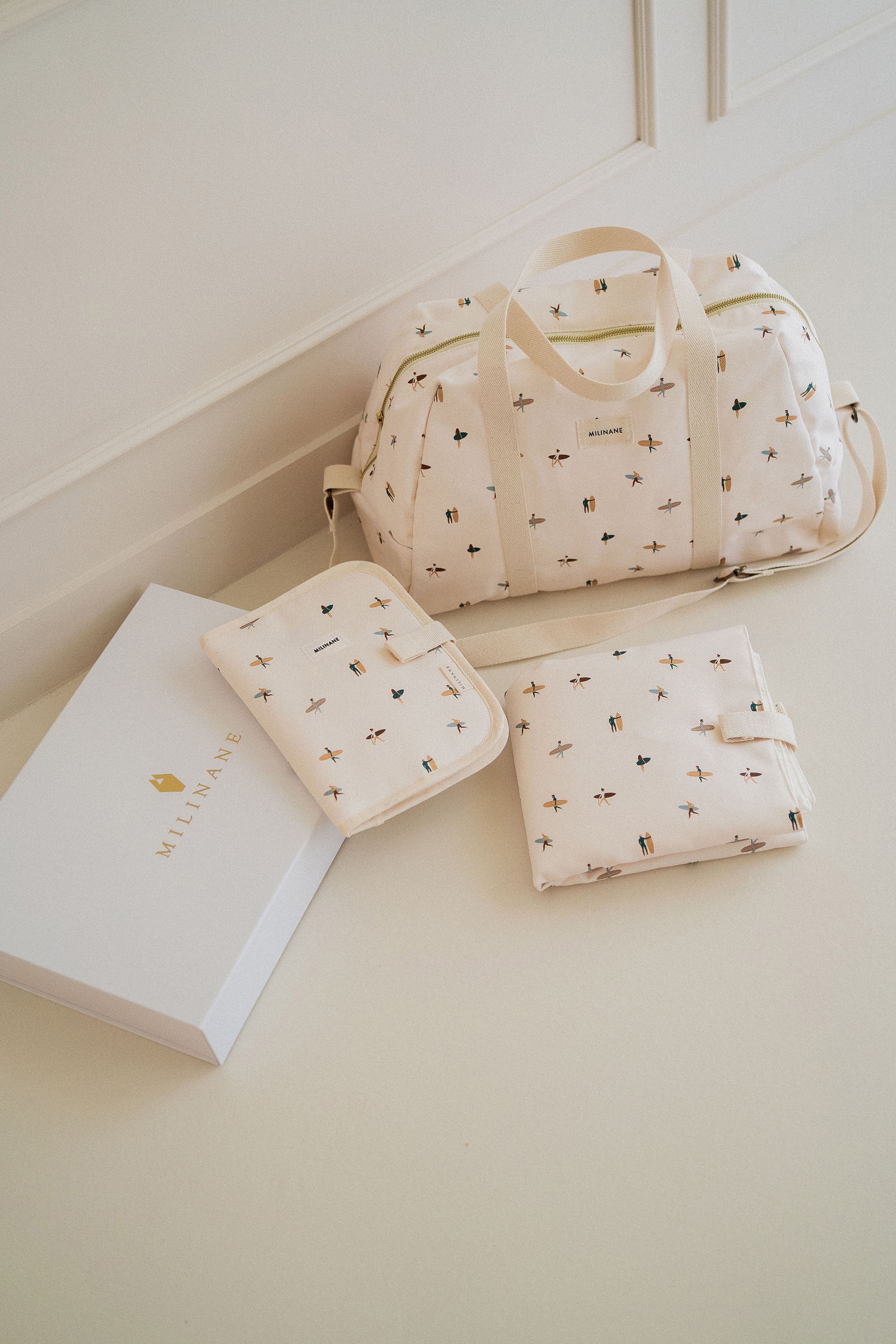 coffret-maternite-waikiki-sac-a-langer-matelas-a-langer-nomade-protege-carnet-de-sante-waikiki-surfer-bebe-milinane