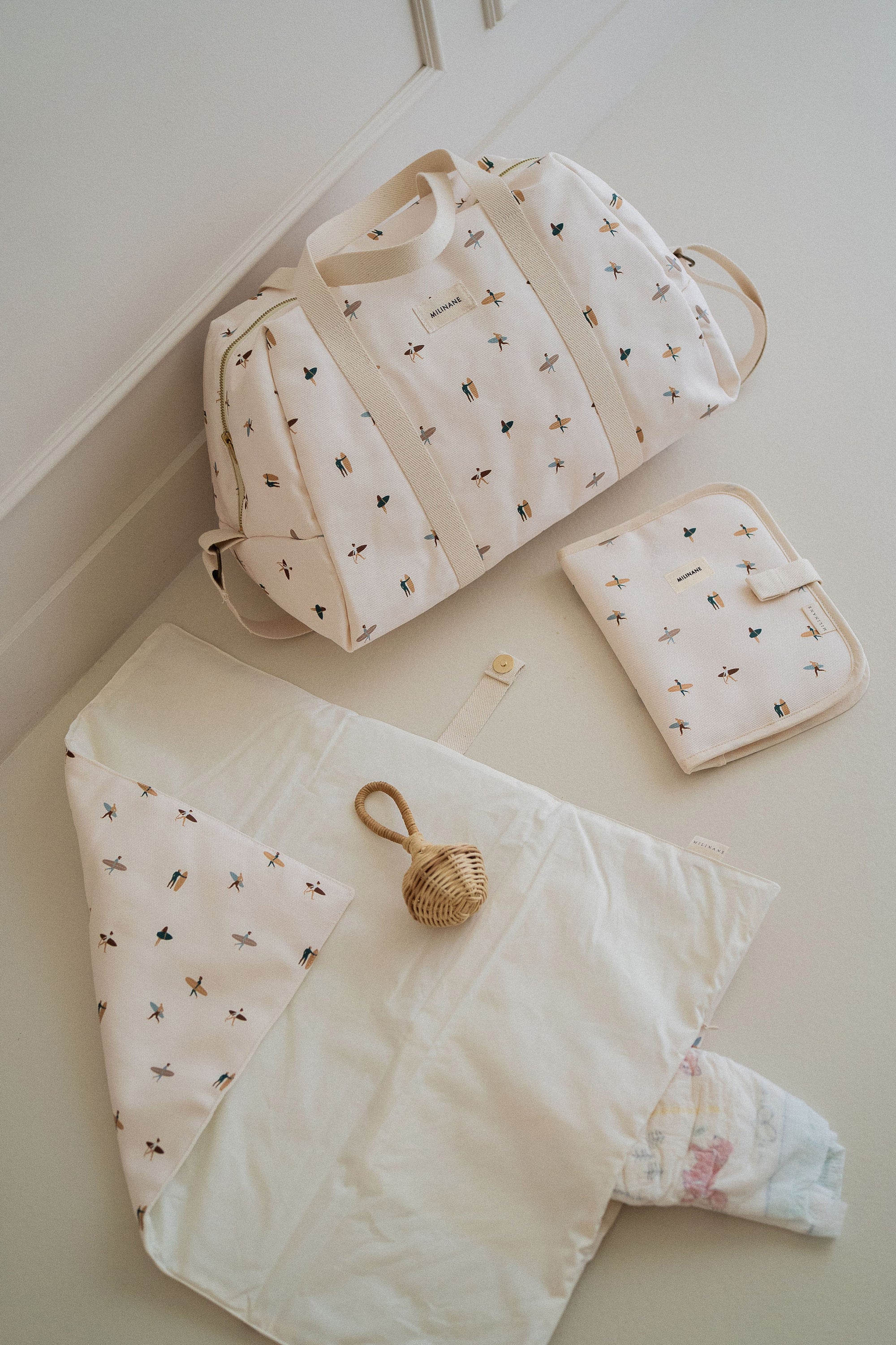 coffret-maternite-waikiki-sac-a-langer-matelas-a-langer-nomade-protege-carnet-de-sante-waikiki-surfer-milk-blanc-bebe-milinane