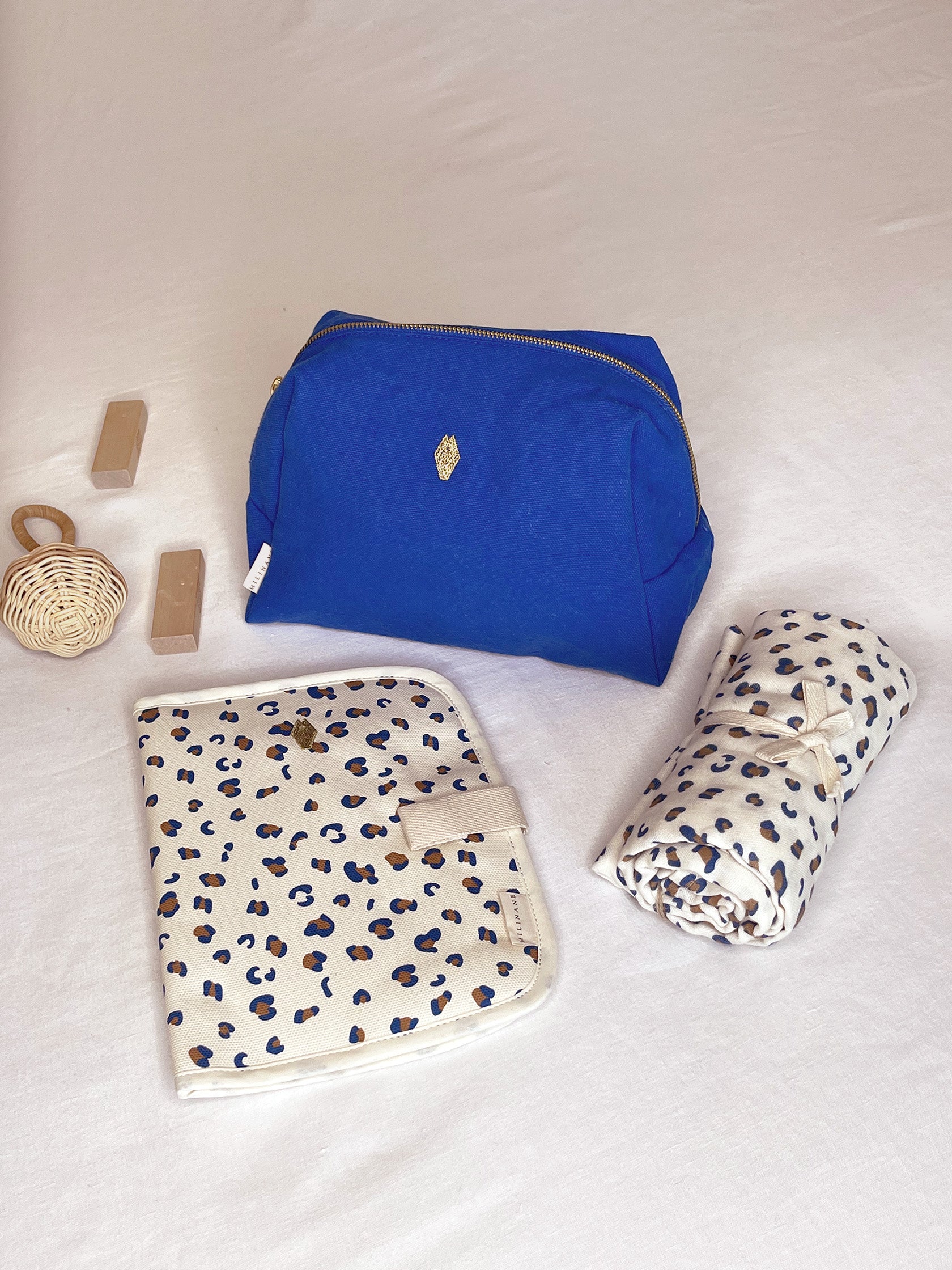 coffret-trousse-de-toilette-jade-bleu-protege-carnet-de-sante-edgar-graou-maxi-lange-gaspard-graou-milinane