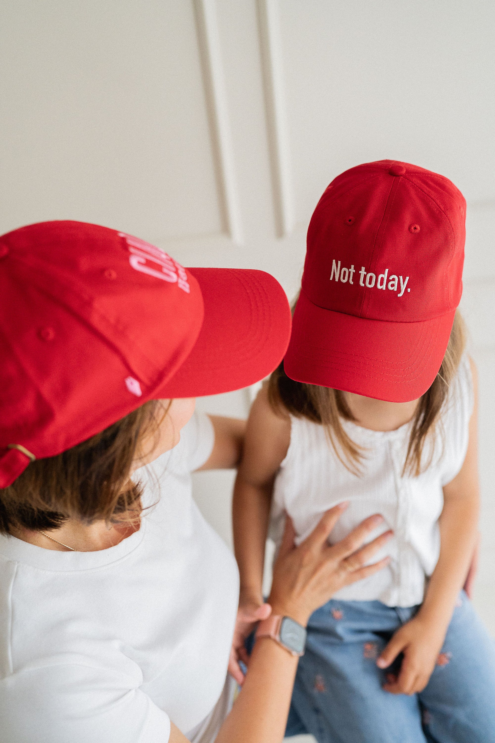duo-casquettes-adulte-enfant-colette-mere-fille-not-today-ciao-bella-jean-coton-rouge-idee-cadeau-matchy-matchy-milinane-1