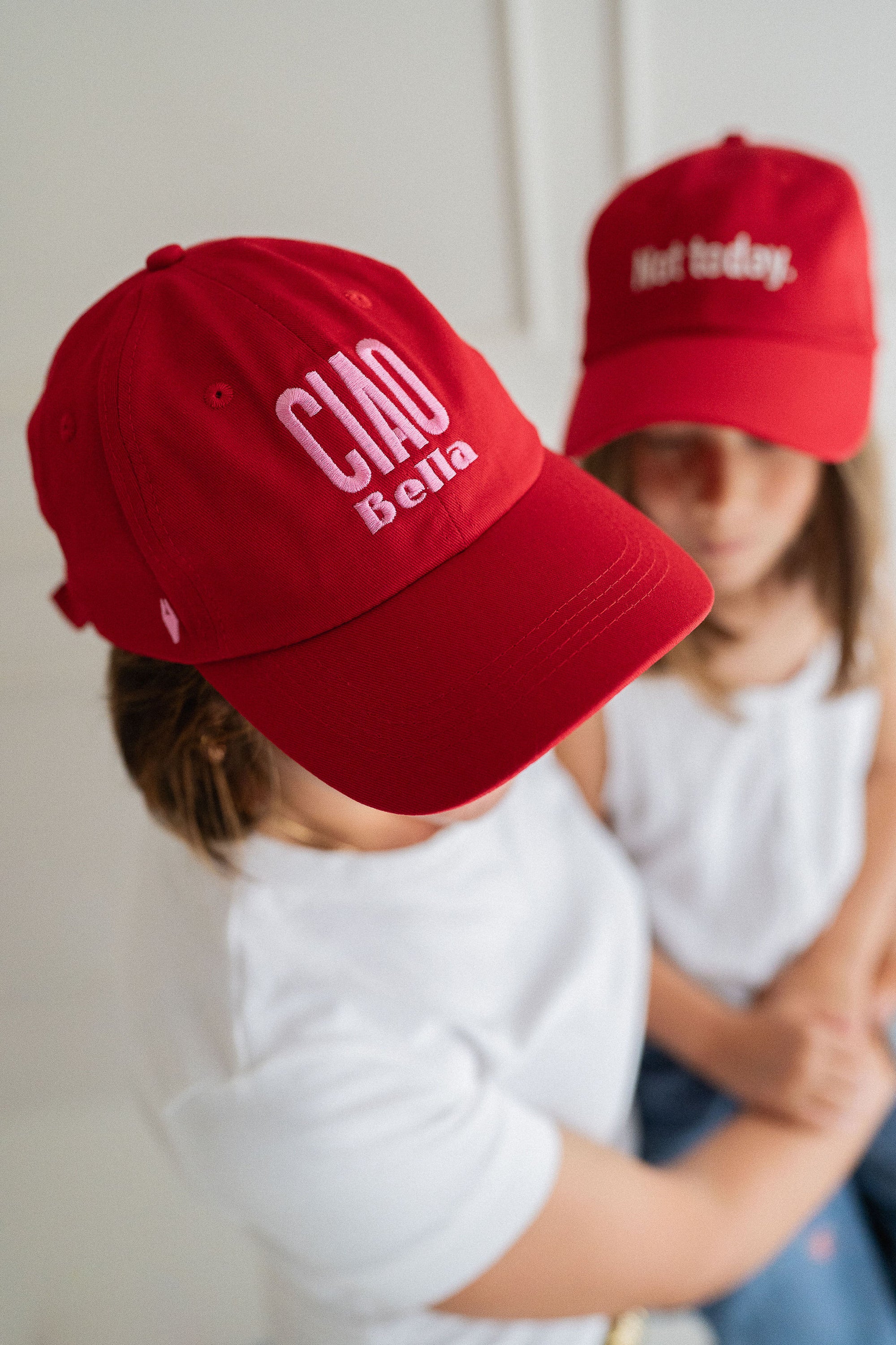 duo-casquettes-adulte-enfant-colette-mere-fille-not-today-ciao-bella-jean-coton-rouge-idee-cadeau-matchy-matchy-milinane-3
