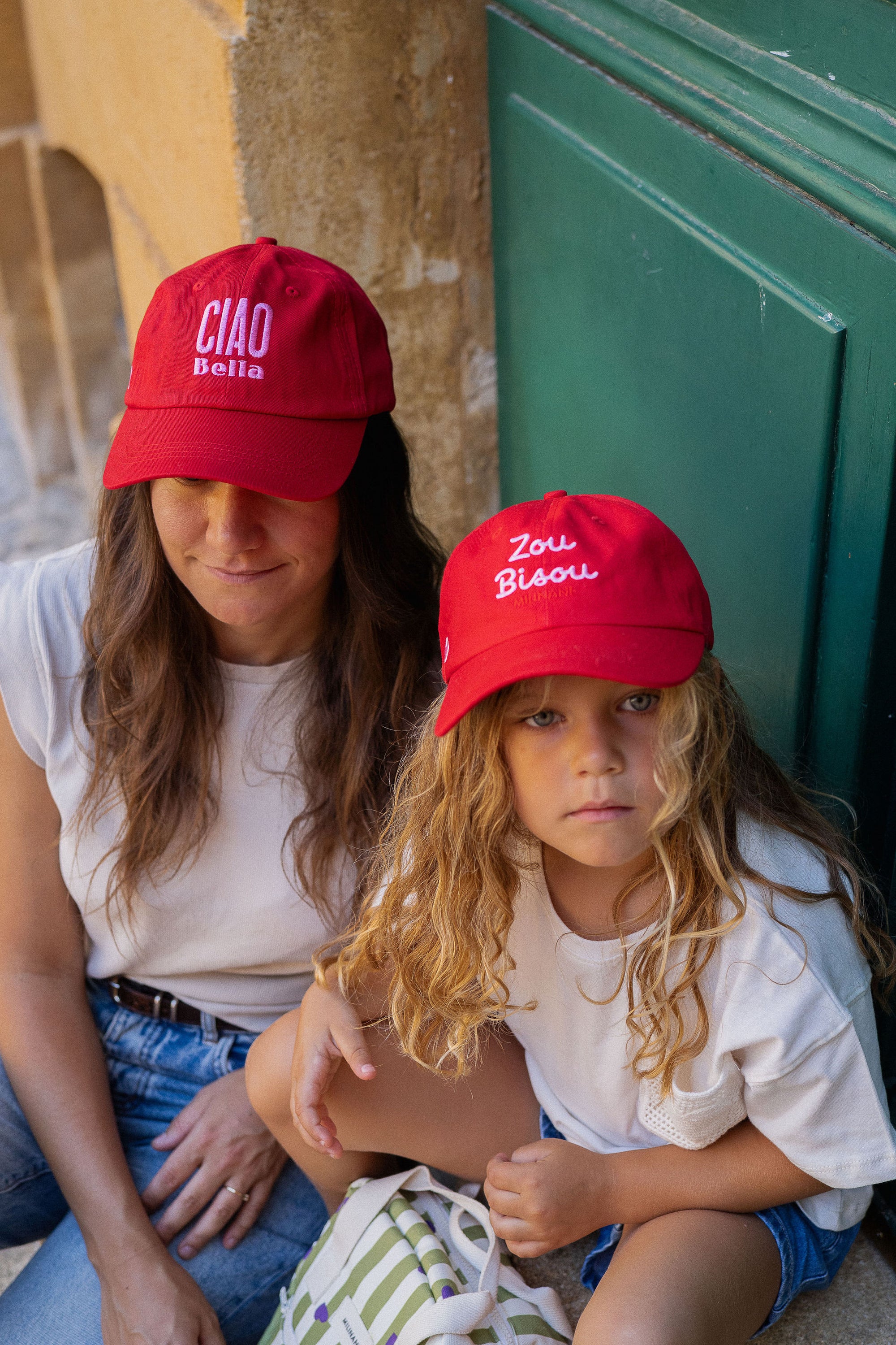 duo-casquettes-rouge-matchy-matchy-zou-bisou-ciao-bella-femme-enfant-milinane
