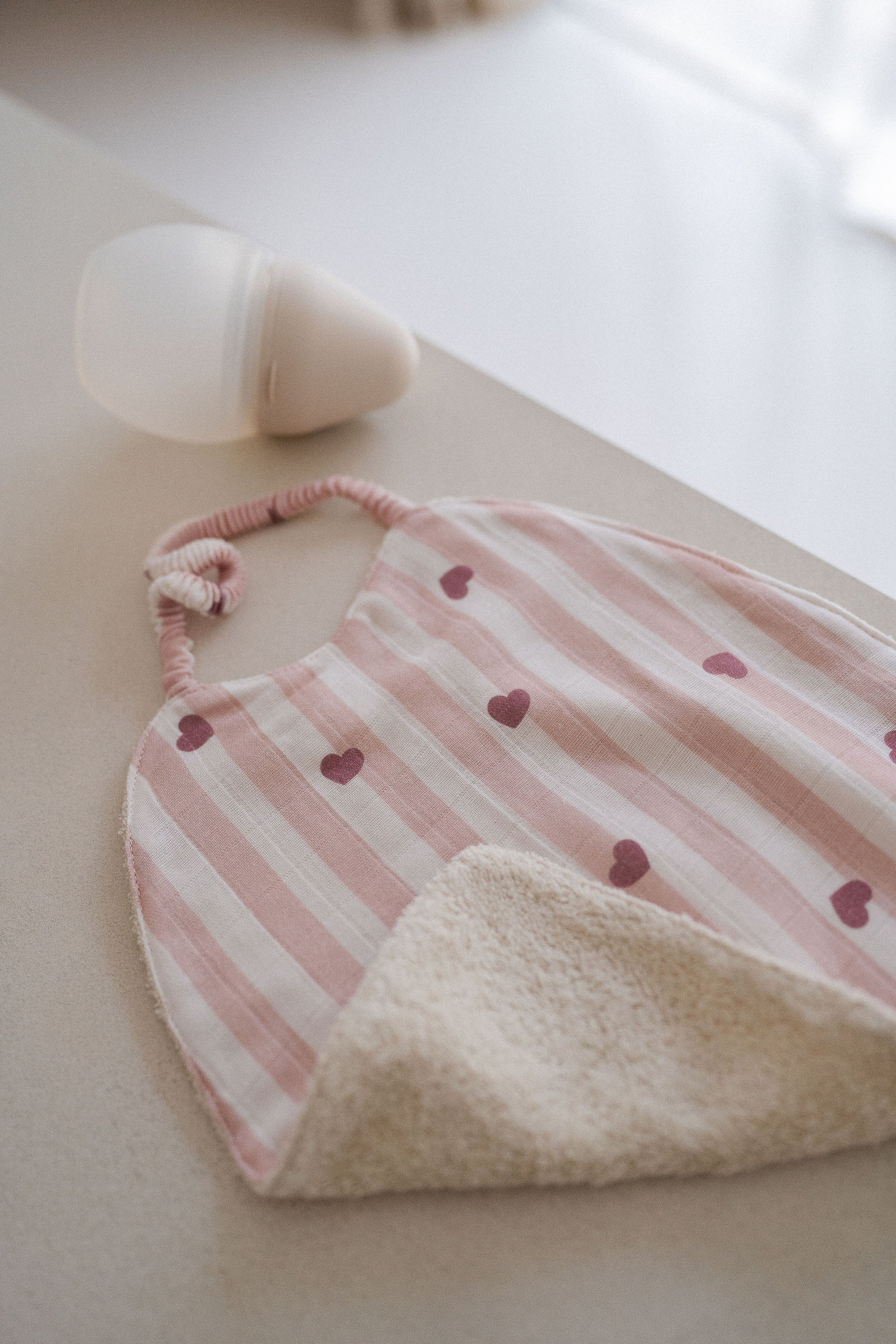 grand-bavoir-cesar-candy-cane-rayures-coeurs-rose-ecole-maternelle-eponge-milinane