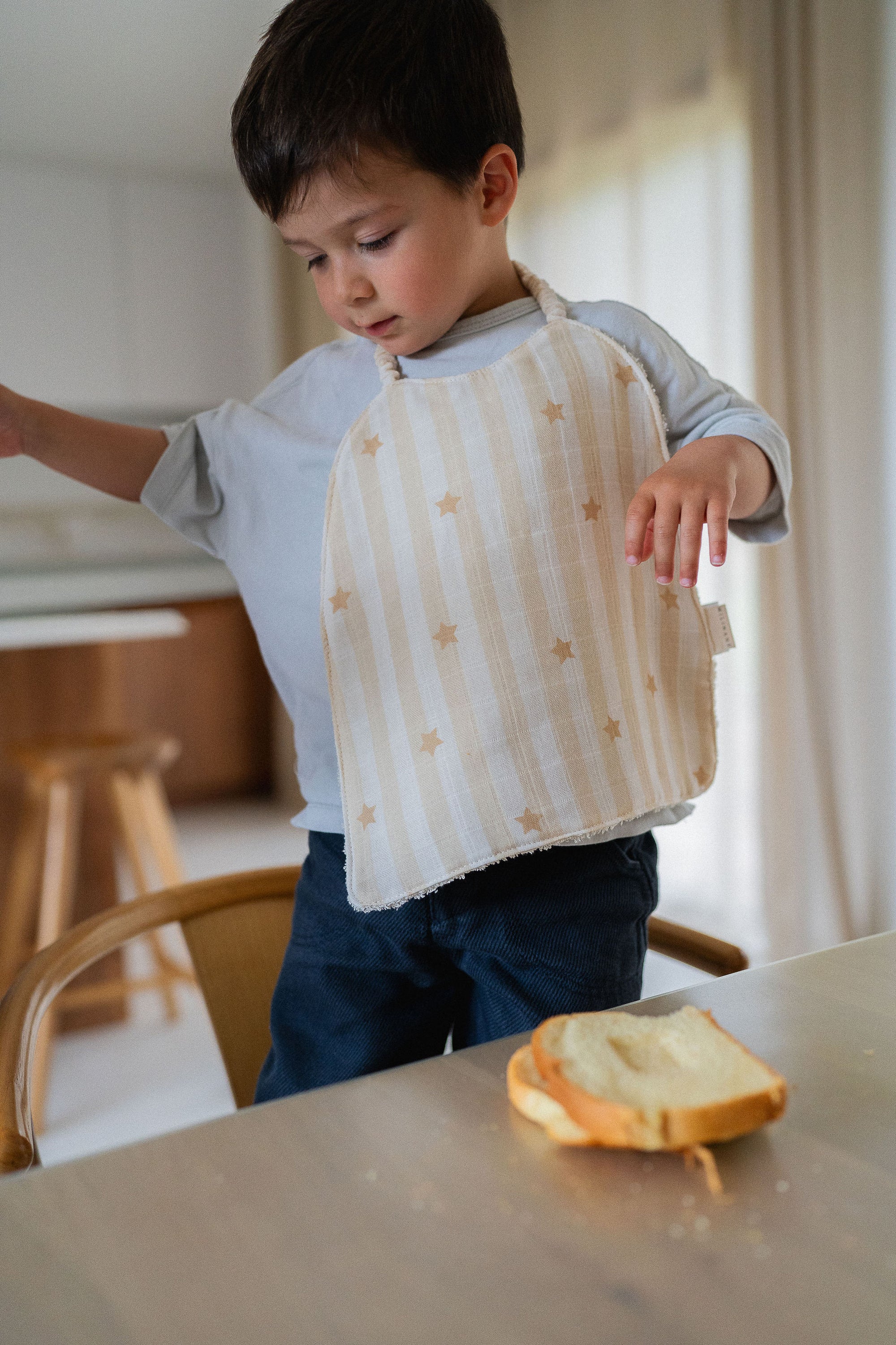 grand-bavoir-cesar-maternelle-enfant-bebe-eponge-mousseline-coton-popcorn-etoiles-rayures-beige-jaune-milinane